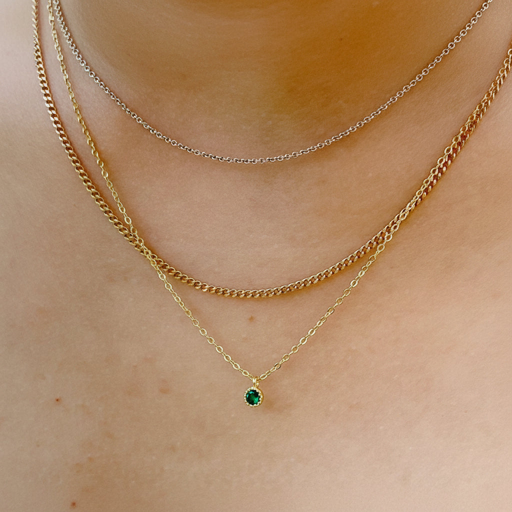 Dezente goldene Halskette mit sehr kleinem grünen Kristall, feiner Silberschmuck gold von Alicia&