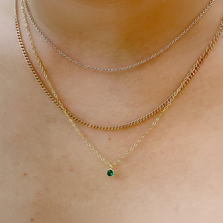 Dezente goldene Halskette mit sehr kleinem grünen Kristall, feiner Silberschmuck gold von Alicia&