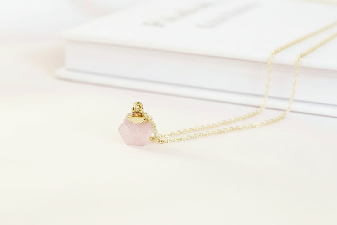 Dezente goldene Kette mit rosafarbenem Edelstein, Halskette mit Erdbeerquarz Anhänger, Prinzessinnen Schmuck von Alicia&