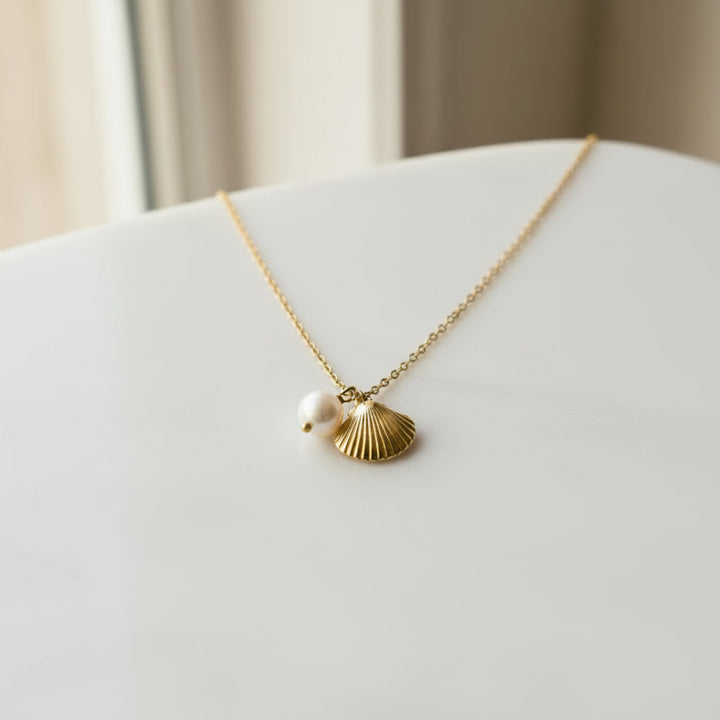 Goldene Edelstahl Halskette mit Muschel Anhänger und Perle, hypoallergener Schmuck, der nicht abfärbt, nicht verfärbt