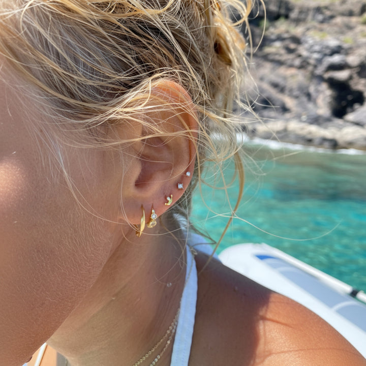 Ear Stack wasserfeste Ohrringe gold: Ohrstecker mit Kronen, gedrehte Creolen und Glitzer Ohrstecker für Meer, Pool