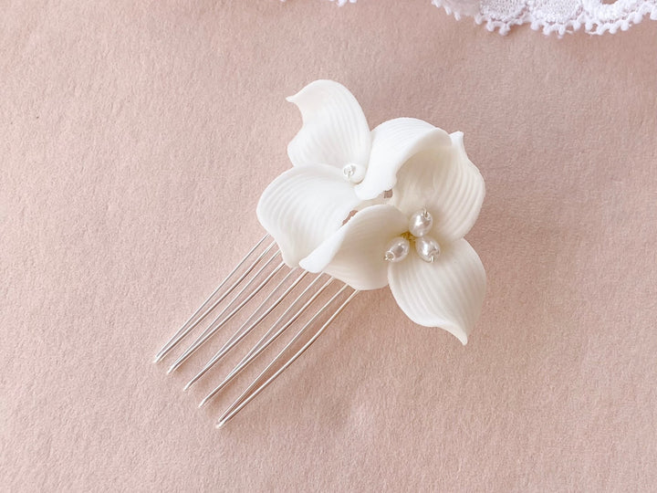 Dezenter Perlen Haarschmuck für Braut und Hochzeit, silberne Haarpins von Alicia's Diary