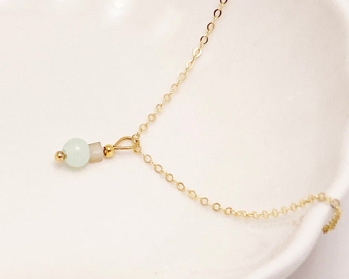 Dünne Kette mit kleinem Anhänger aus mehreren Perlen im Vintage Stil, für das perfekte Halsketten Layering für Frauen