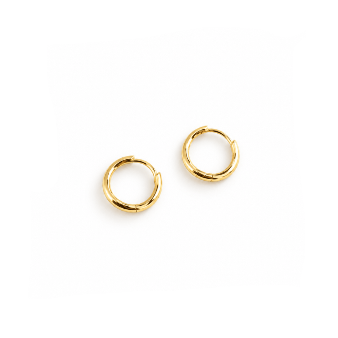 Minimalistische gewellte Creolen, kleine Hoops, goldene Ohrringe mit unregelmäßiger Form, geometrische Mini Creolen 