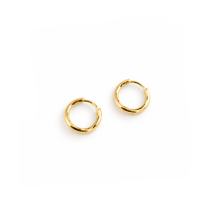 Minimalistische gewellte Creolen, kleine Hoops, goldene Ohrringe mit unregelmäßiger Form, geometrische Mini Creolen 