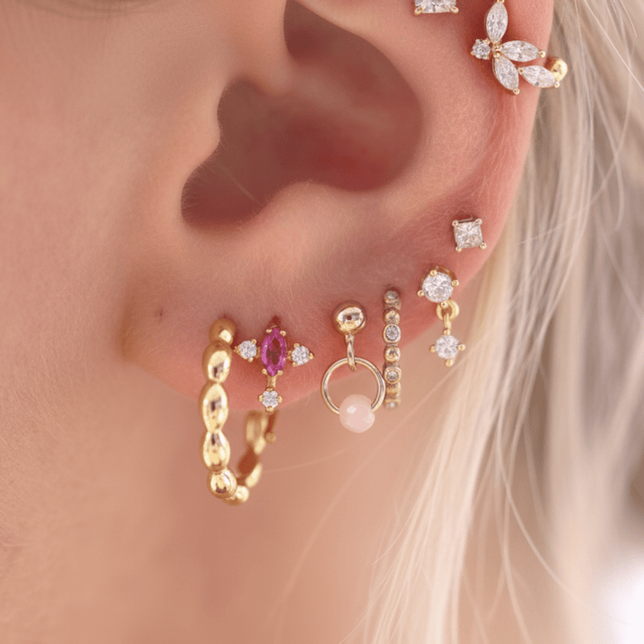 Ear Candy Clean Girl Schmuck Inspo, goldene Ohrringe mit Opal, pinkem Stein, goldener Creole von Alicia&