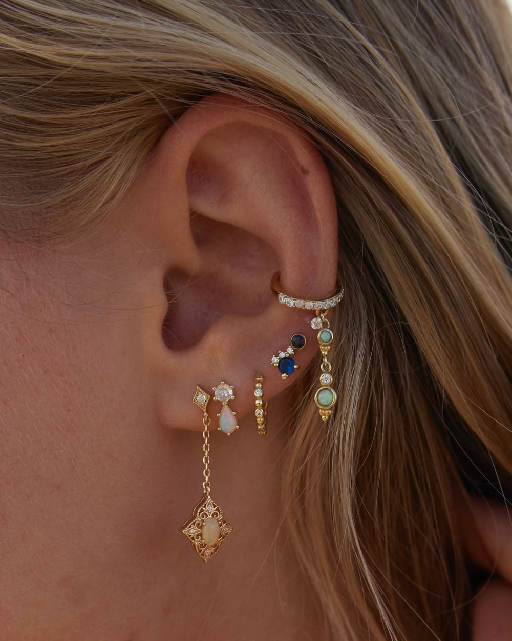 Ear Stacking gold mit Ohrsteckern und Ohrhängern und Ear Cuffs von der Schmuckmarke Alicia's Diary