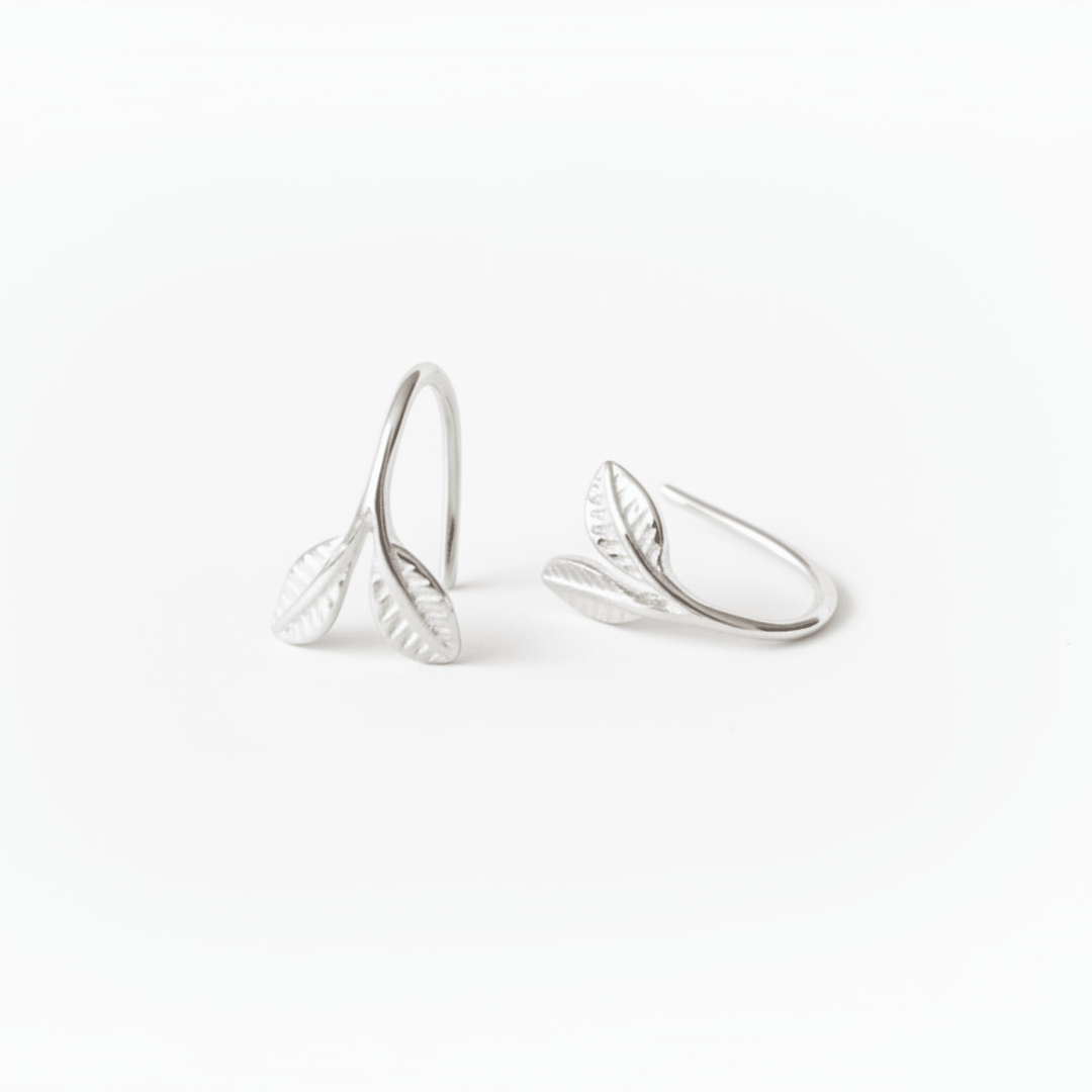 Minimalistische silberne Ohrringe mit kleinen Blättern, hautfreundliche kurze Ohrhänger aus 925 Sterlingsilber