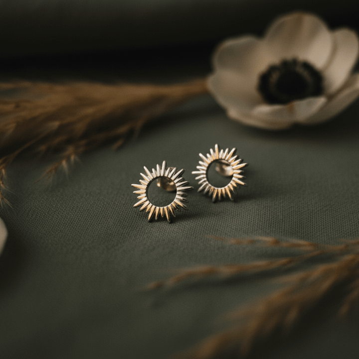 Minimalistischer Silberschmuck Ohrstecker mit Sonnen und Sonnenstrahlen, Schmuck für junge Frauen