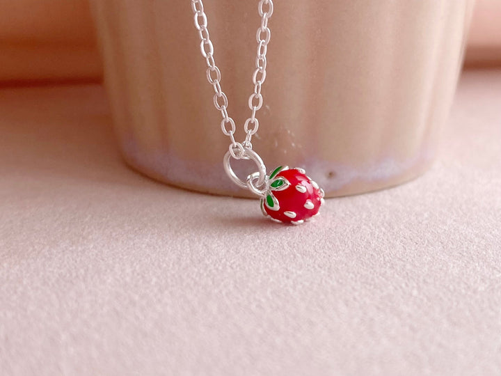 Silberne Halskette mit Anhänger, Erdbeerschmuck für junge Frauen, Kinder und Teenager von Alicia's Diary