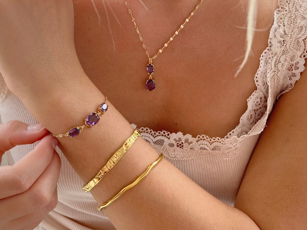 Goldene Schmucksets mit farbigen Steinen und vergoldeten Armreifen von Alicia's Diary