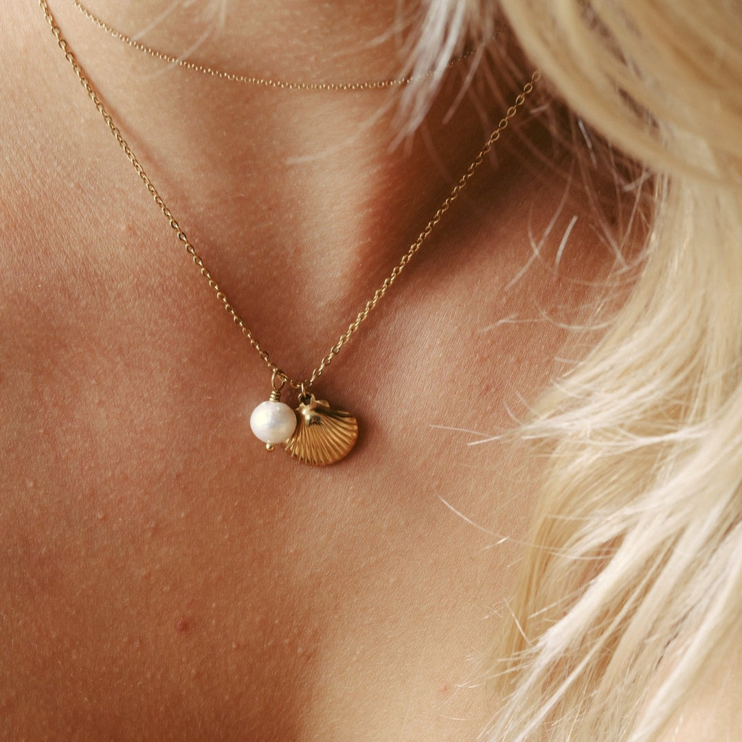 Wasserfeste goldene Edelstahl Halskette mit Muschel und Perle, Beach Girl Schmuck Inspo für junge Frauen, Mädchen und Teenager