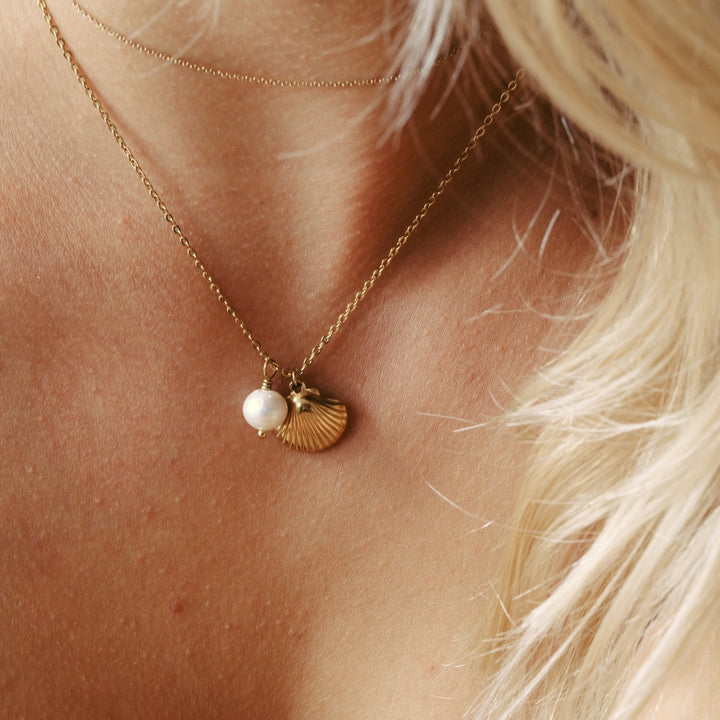 Wasserfeste goldene Edelstahl Halskette mit Muschel und Perle, Beach Girl Schmuck Inspo für junge Frauen, Mädchen und Teenager
