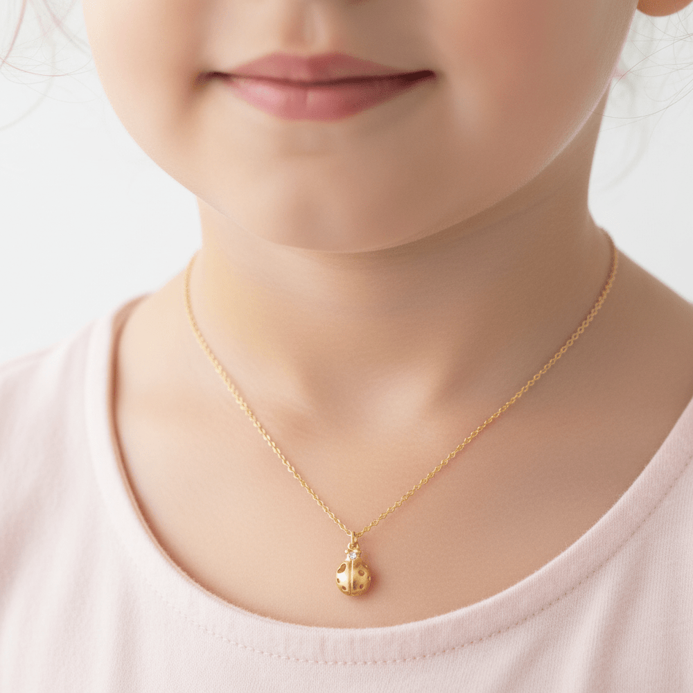 Marienkäfer Halskette gold mit Herz und Glitzerstein an Mädchen mit rosa Shirt, Schmuck von Alicia's Diary