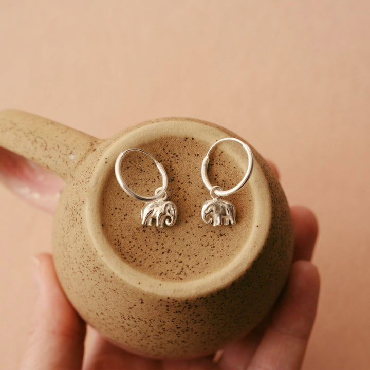 Elefanten Ohrringe, Schmuck Silberschmuck 925, wasserfester Echtschmuck, silberne Creolen mit Elefanten Anhängern, hypoallergene Ohrringe
