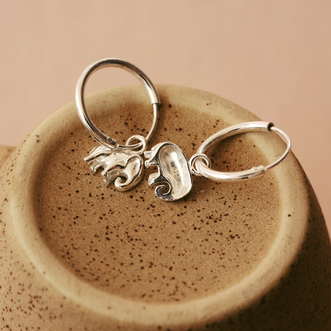Elefanten Schmuck Silberschmuck 925, wasserfester Echtschmuck, silberne Creolen mit Elefanten Anhängern, hypoallergene Ohrringe