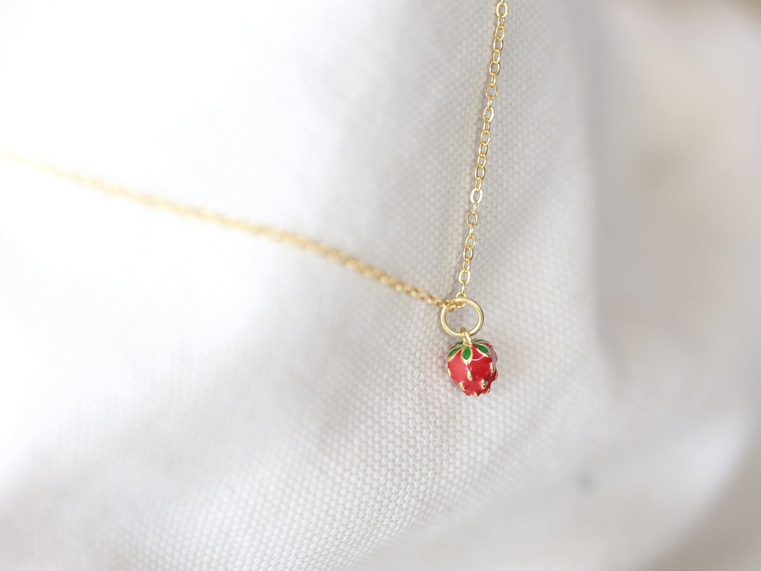 Goldene Halskette aus 925 Sterlingsilber mit Erdbeer Charm, Erdbeerschmuck für Kinder und junge Frauen von Alicia&