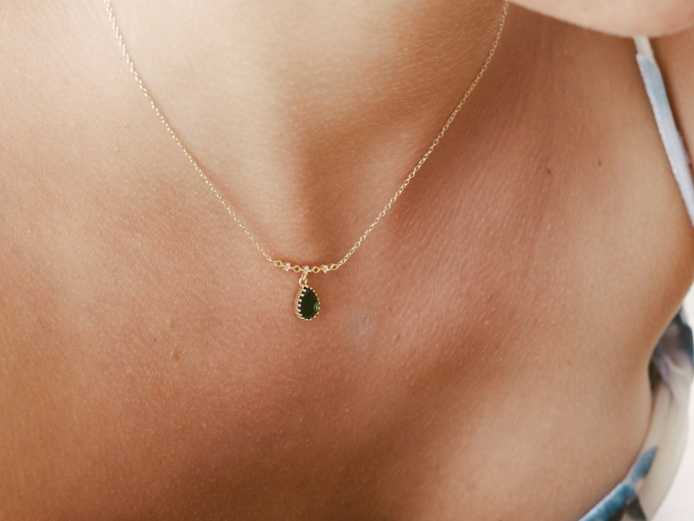 Feine goldene Kette mit grünem Anhänger an Hals von junger Frau, Schmuck Inspo aesthetic Schmuck von Alcia's Diary