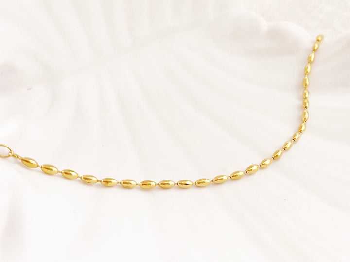 Minimalistisches Edelstahl Armband, schöner Boho Schmuck mit goldenen Perlen von Alicia's Diary