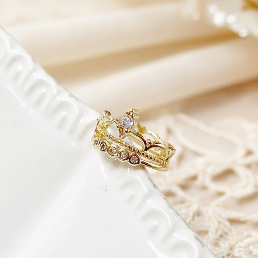Goldener Earcuff mit Krone und Steinen, Ohrklemme gold, Ear Cuff, Ohrklemme ohne Stechen, schöner Schmuck von Alicia's Diary