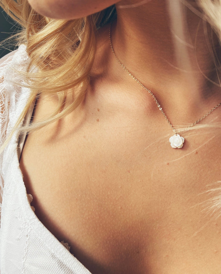 Schmuck mit Rosenblüten für Bräute 2026 aus dem Braut Accessoires Online Shop Alicia's Diary