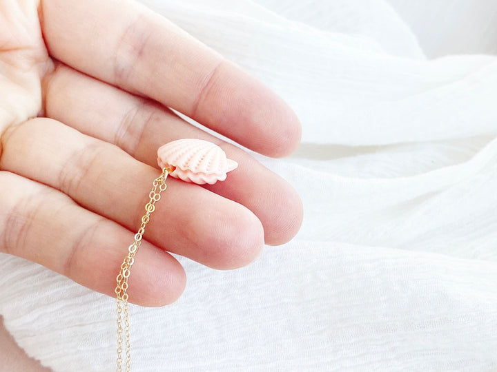 Dünne Kette mit Muschel Anhänger, vergoldeter Schmuck für junge Frauen von Alicia's Diary
