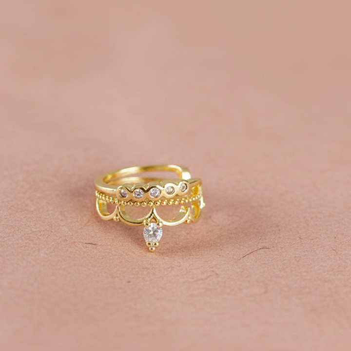 Goldener Earcuff mit Stein, Ear Cuff gold, Ohrklemme ohne Ohrloch ohne Stechen, schöner Schmuck von Alicia&