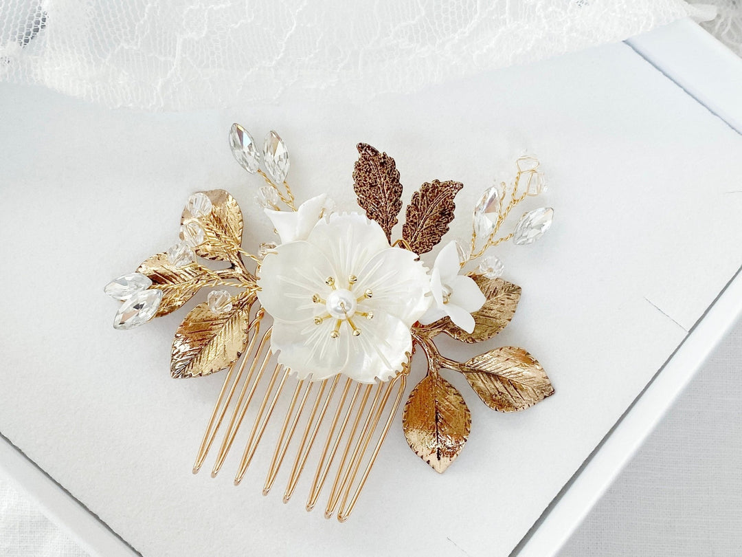 Kleines dezentes Braut Haarschmuck Kamm mit Perlmutt von ALICIA'S DIARY