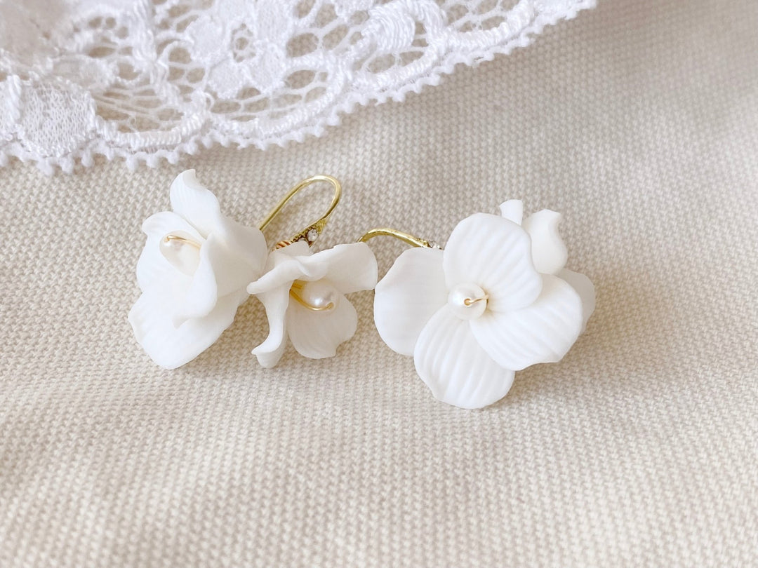 Hochzeits Ohrringe mit Keramik Blumen von Alicia's Diary