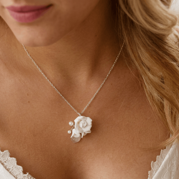 Braut Halsschmuck mit weißer Rose | ROSALIE-blumen-blüten-Braut Collier