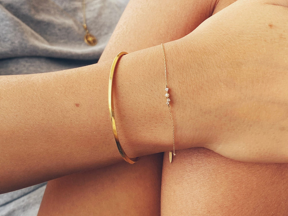 Gedrehte Armspange, wasserfester minimalistischer Armeif aus goldenem Edelstahl, wasserfester Schmuck für junge Frauen