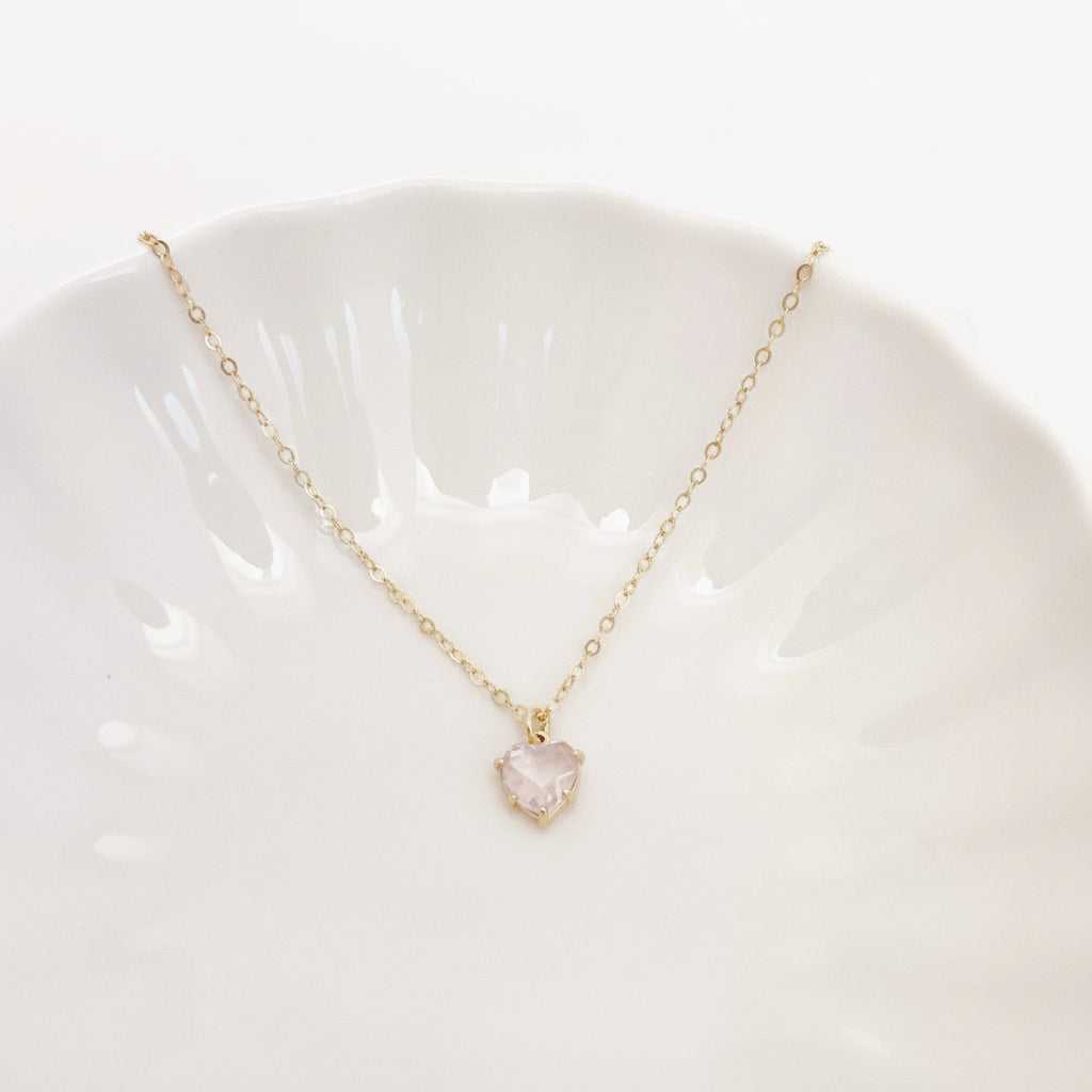 Goldene Halskette mit Herz aus Rosenquarz, Geschenkidee Jahrestag Geburtstag Frau, Tochter, Freundin, Schmuck Inspo von Alicia&