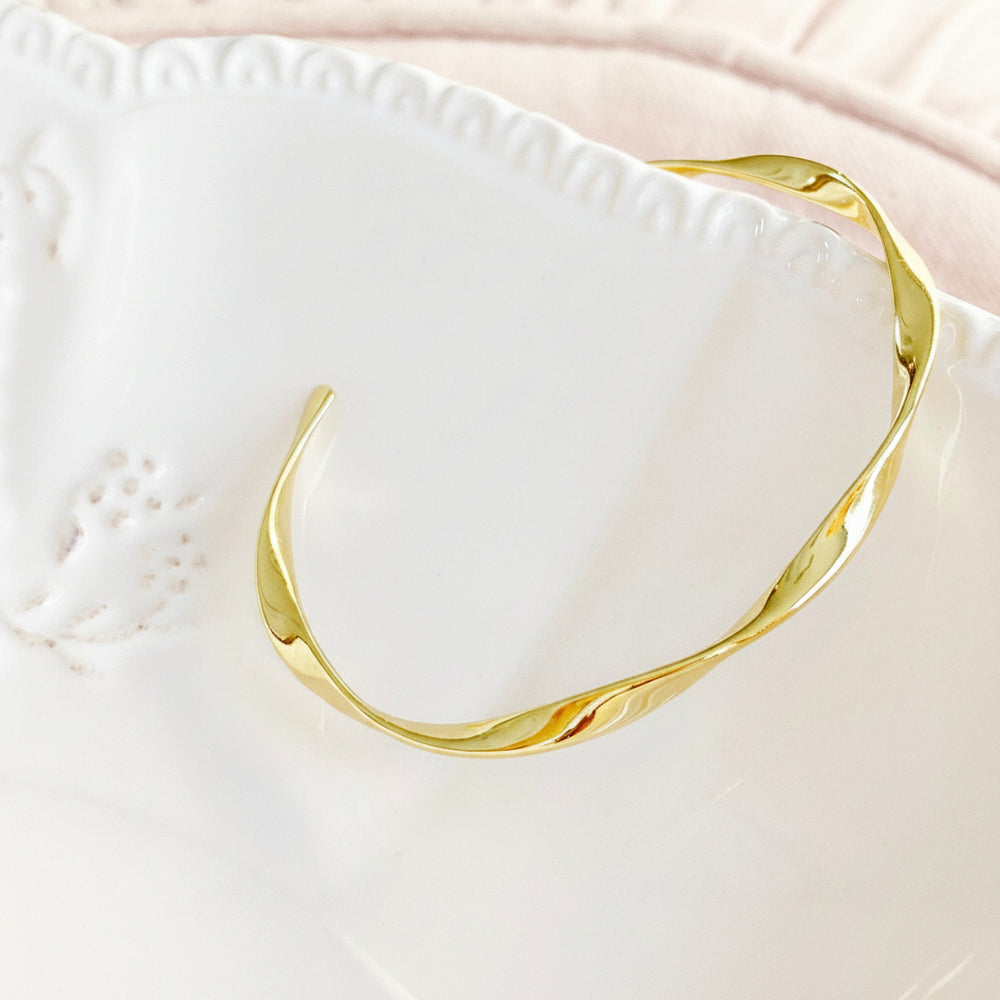 Twisted bangle in gold-plated silver, clean girl style, beautiful jewelry from Alicia's Diary