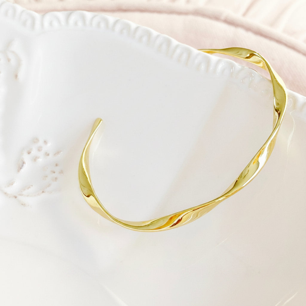 Twisted bangle in gold-plated silver, clean girl style, beautiful jewelry from Alicia&