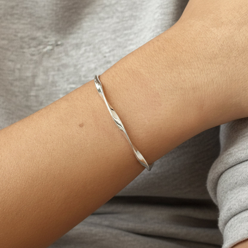 Gedrehte Armspange aus echtem Silber, Schmuck für kleine Frauen mit dünnen schmalen Handgelenken aus 925 Sterlingsilber, Silberschmuck Online Shop