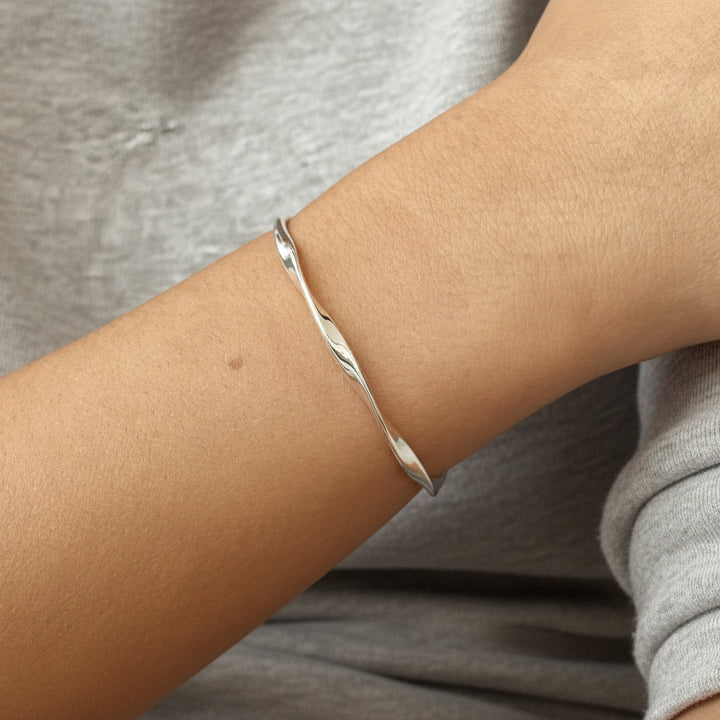 Gedrehte Armspange aus echtem Silber, Schmuck für kleine Frauen mit dünnen schmalen Handgelenken aus 925 Sterlingsilber, Silberschmuck Online Shop