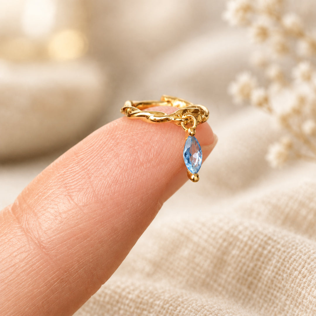 Kleine Gold Creolen mit blauem Stein, gedrehte Creolen zum Layern 925 Silber vergoldet, kleine Geschenke für Frauen