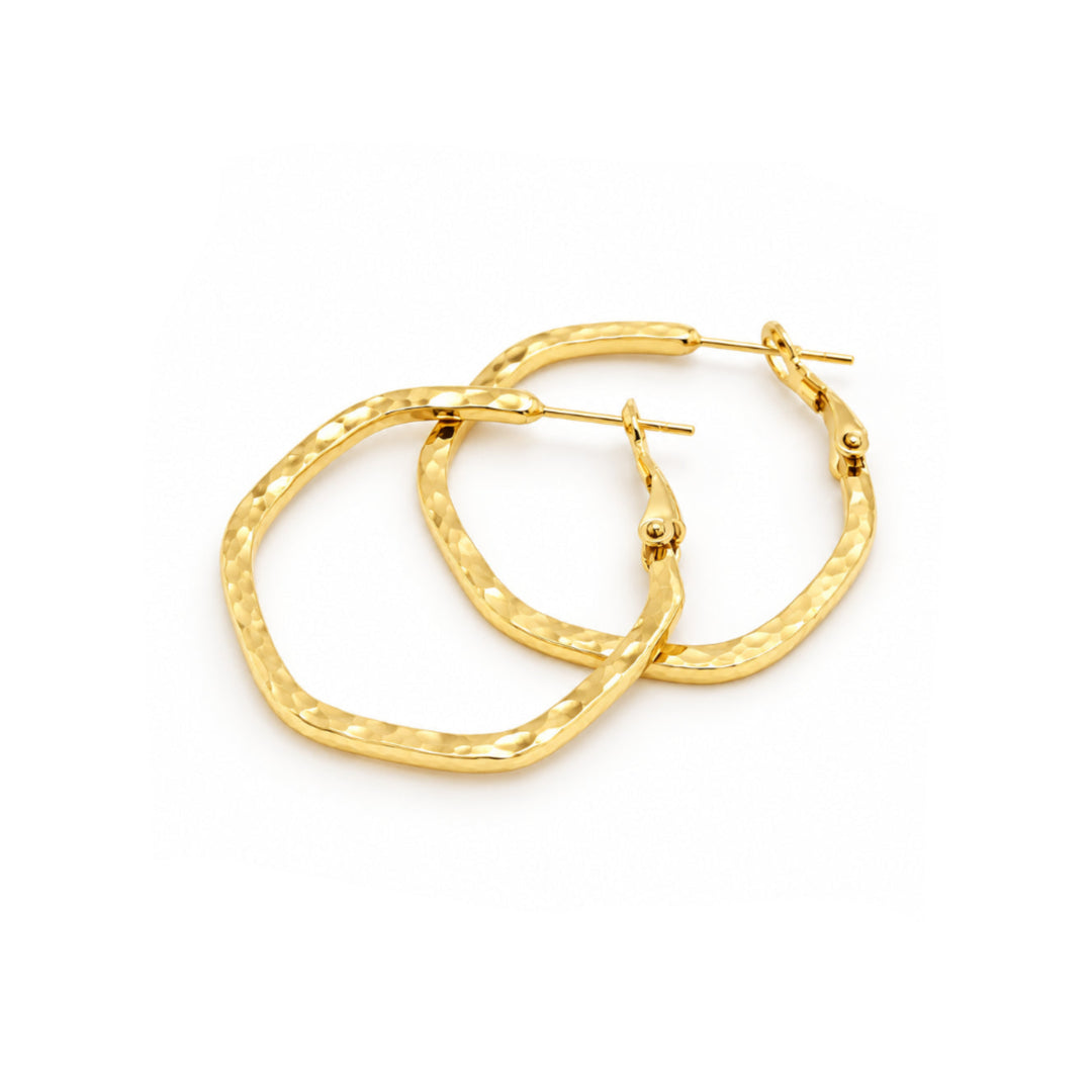 Pendientes de aro geométricos con acabado martillado, hechos de latón chapado en oro, joyería moderna para mujeres jóvenes de Alicia's Diary.