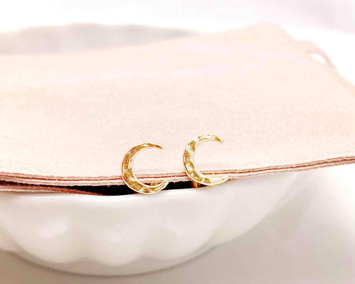 Gehämmerte Ohrringe Mond, Gold Ohrstecker, wasserfester Ohrschmuck - ALICIA'S DIARY