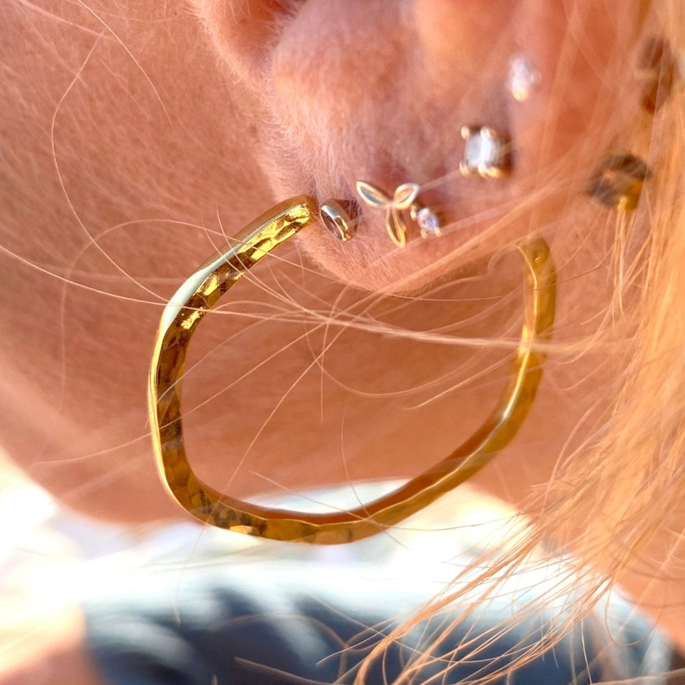Pendientes de aro de verano con acabado martillado, hechos de latón chapado en oro, una joya moderna para mujeres jóvenes de Alicia's Diary.