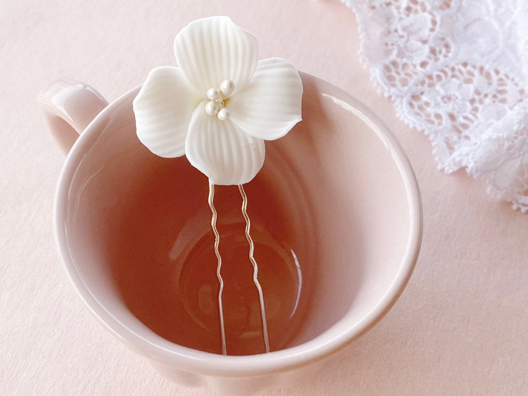 Silberne Haarnadel mit weißer Blume, dezenter Brautschmuck von Alicia's Diary Online Shop