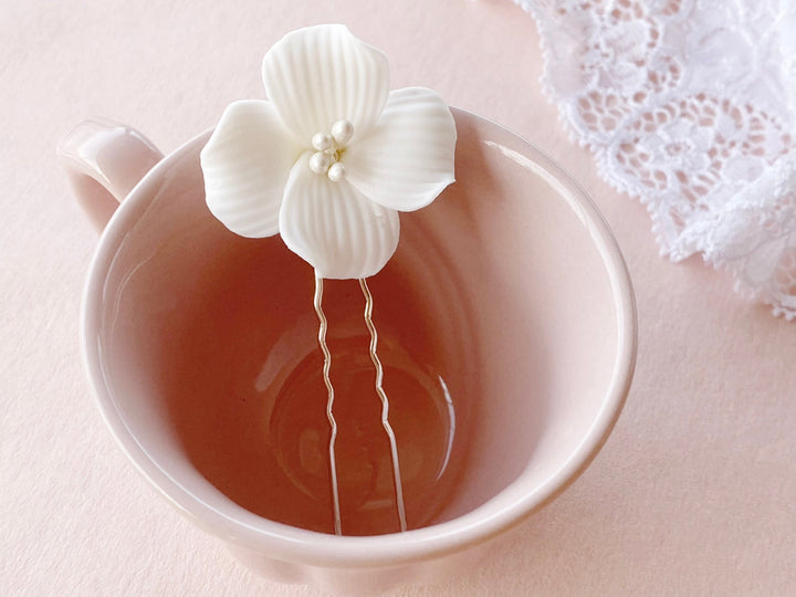 Silberne Haarnadel mit weißer Blume, dezenter Brautschmuck von Alicia's Diary Online Shop