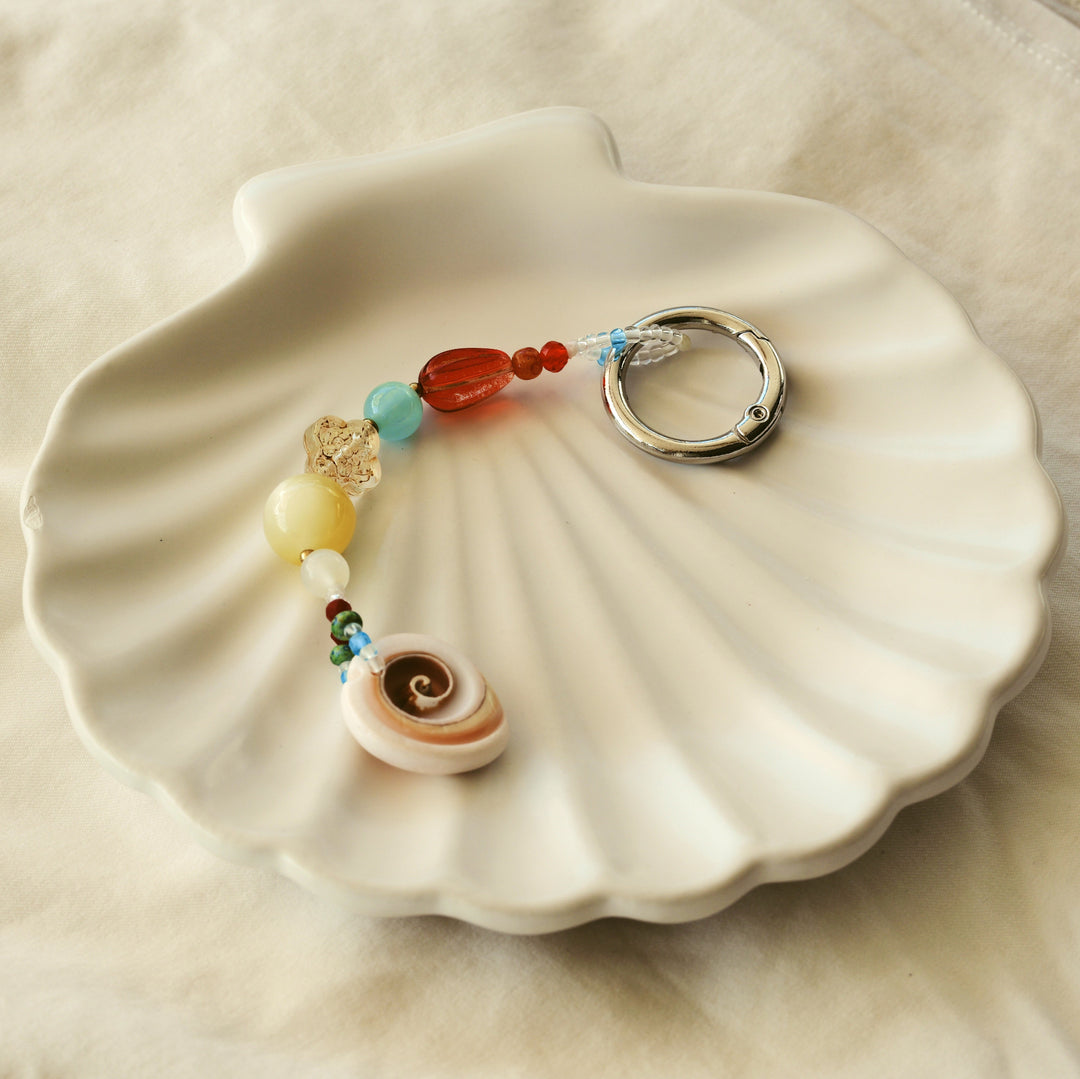 Geschenk Idee Frau: Boho Anhänger für Tasche mit Glasperlen und Muscheln, Taschenanhänger mit Glas-Perlen, Schlüsselanhänger 