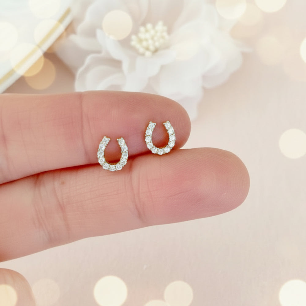Goldene Ohrstecker mit Hufeisen Motiv für Kinder und Damen, hypoallergene 925 Silber Ohrringe für Pferdefreunde und Schmuck Allergiker
