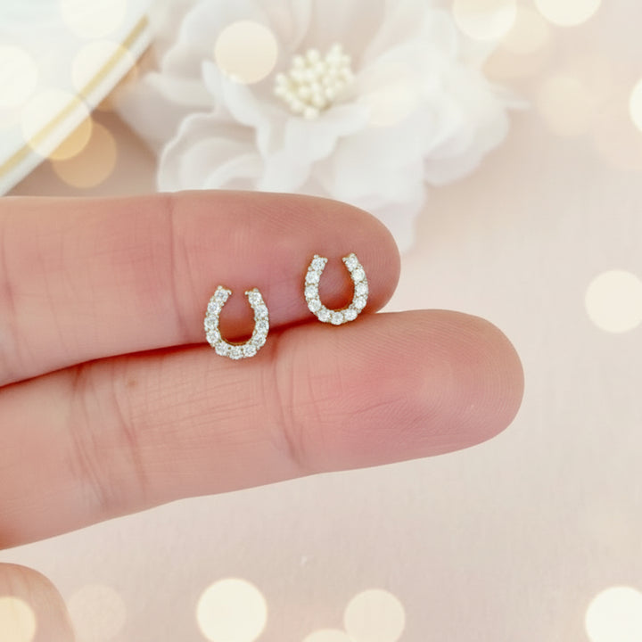 Goldene Ohrstecker mit Hufeisen Motiv für Kinder und Damen, hypoallergene 925 Silber Ohrringe für Pferdefreunde und Schmuck Allergiker