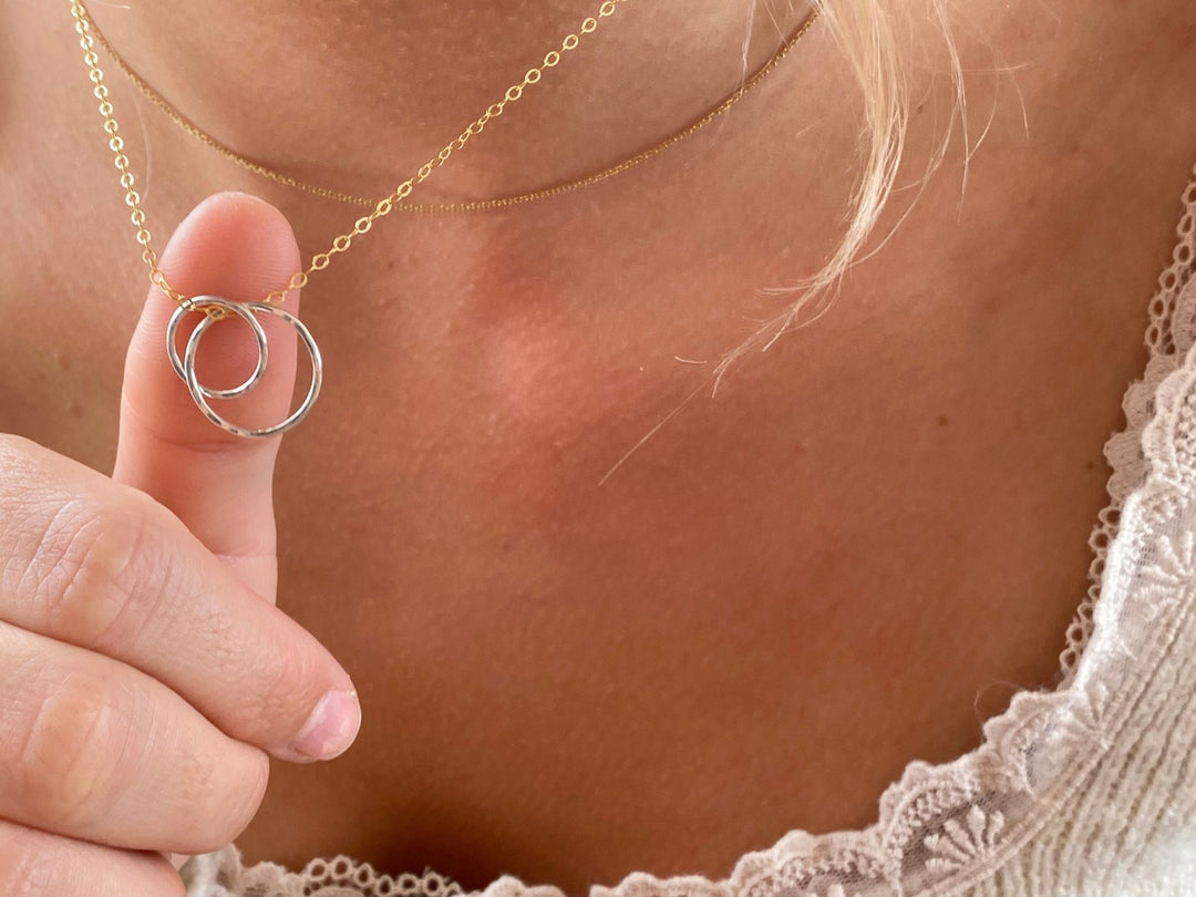 Schmuck für deine Mutter, beste Freundin, Frau, goldene Halskette mit zwei silbernen Ringen von Alicia's Diary