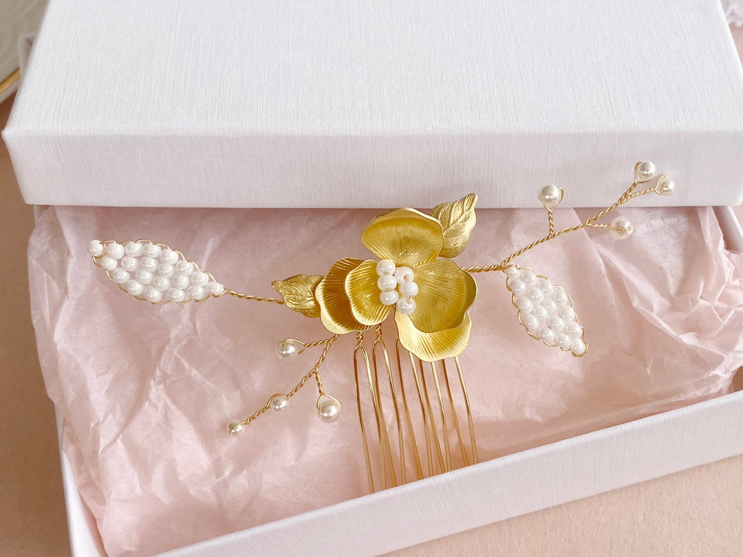 Braut Haarschmuck mit goldenen Metall Blumen auf Haarkamm aus dem Hochzeits-Accessoires Shop Alicia's Diary