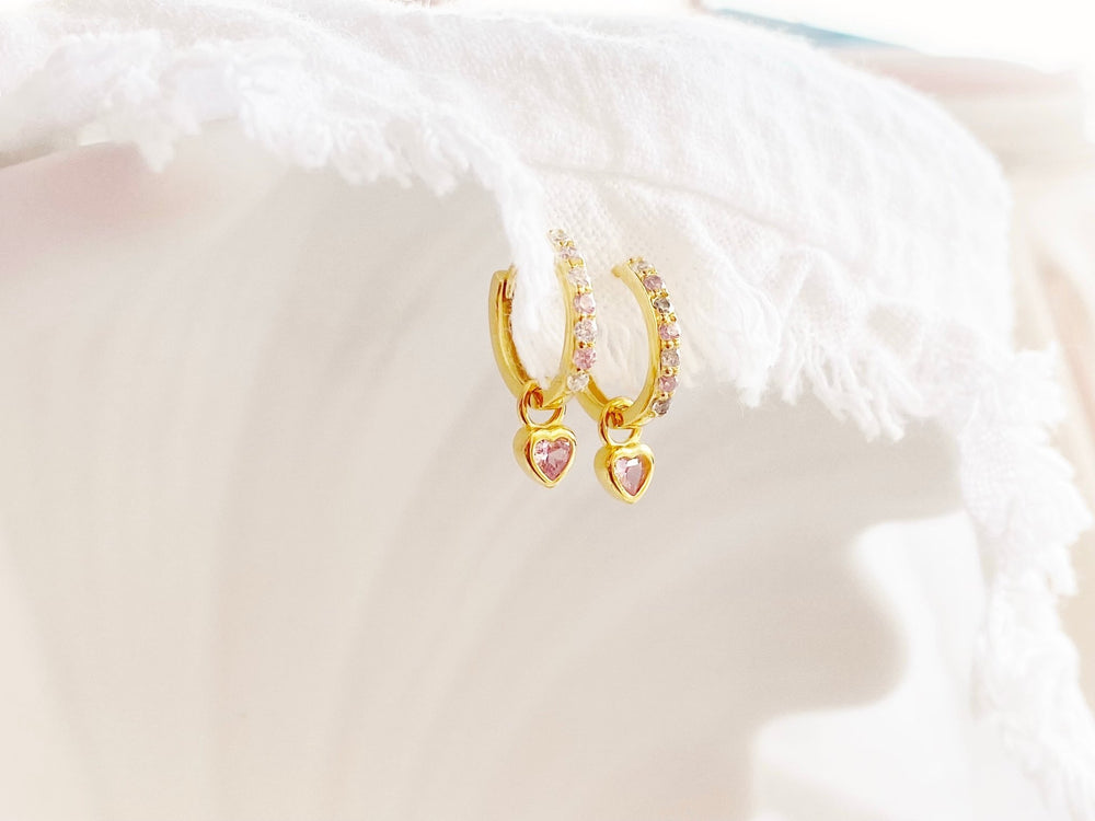 Mini Hoops mit rosa Herzen Anhänger und Glitzersteinen an weißem Tuch
