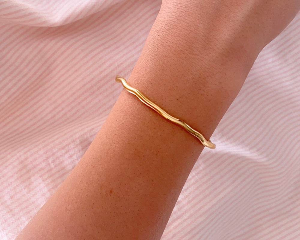 Gewellter Armreif Gold Edelstahl, organisch geformter Armreif in Wellenform