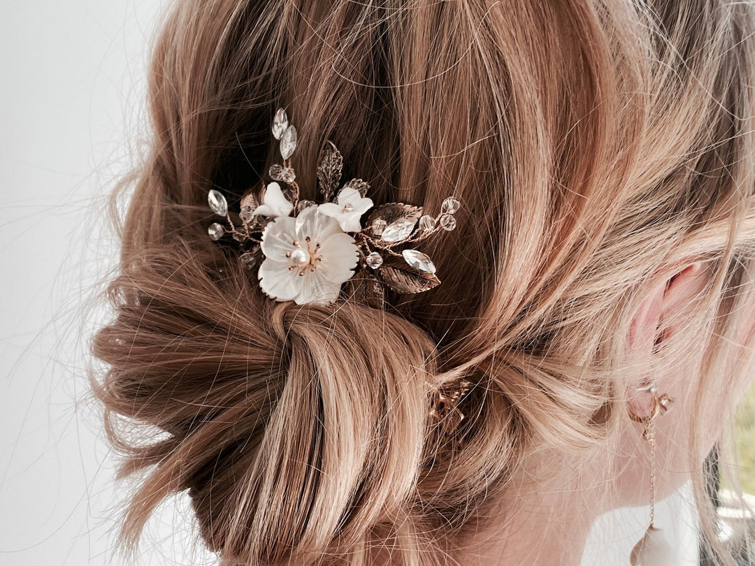 Haar-Accessoire für Braut und Hochzeit mit Perle, Blumen und Glitzer von ALICIA'S DIARY